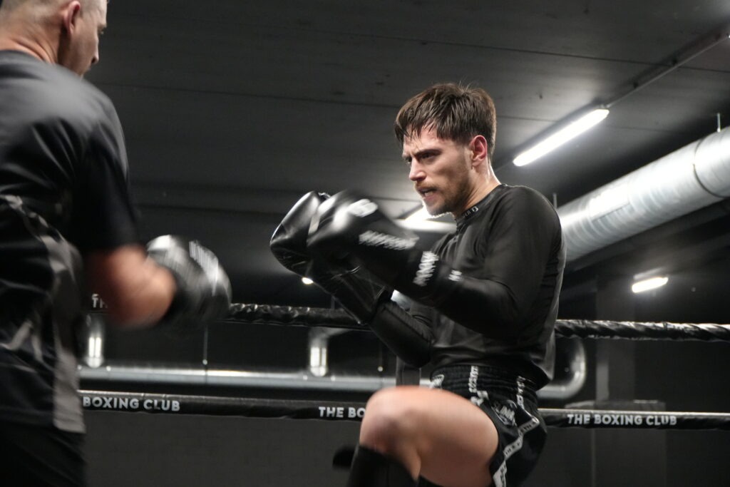 Kickboksen man block lowkick